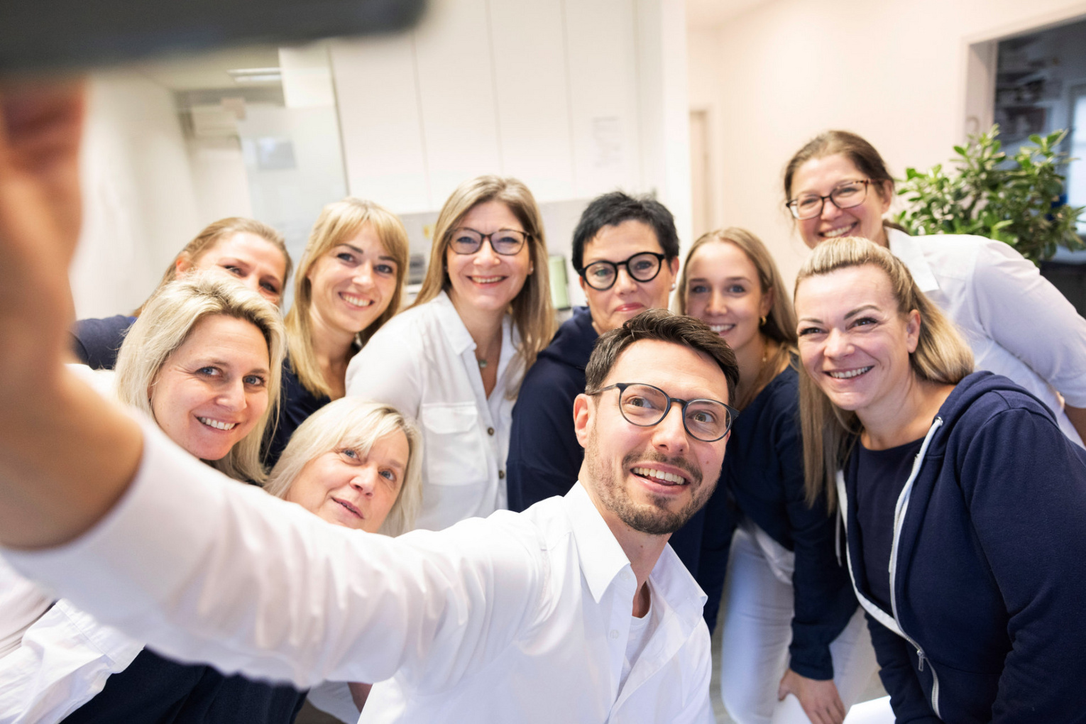 Team der Hausarztpraxis Dr. Kirsner macht ein Selfie gemeinsam.